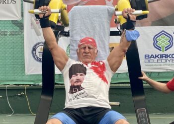 71 yaşında 97 ton ağırlık kaldırdı