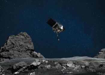 NASA’nın uzay aracı topladığı gök taşı örneklerini Dünya’ya getirecek kapsüle yerleştirdi
