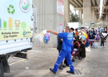 Geri dönüşebilir atıkları getiren vatandaşa belediyeden alışveriş çeki