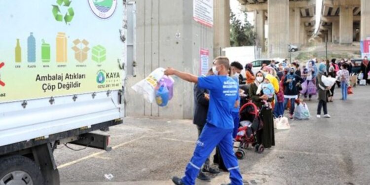 Geri dönüşebilir atıkları getiren vatandaşa belediyeden alışveriş çeki