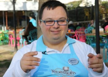 Down sendromlu Emrah, hayata dört elle sarılıyor