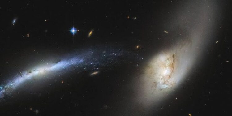 NASA’nın Hubble Uzay Teleskobu, iki galaksinin birleşmesini görüntüledi