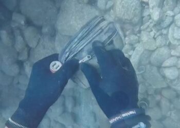 Denizde bulduğu para dolu çantayı sahibine gönderdi