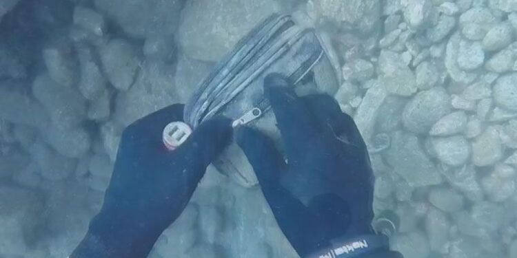 Denizde bulduğu para dolu çantayı sahibine gönderdi