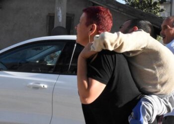 Annesinin sırtında taşıyarak okuttuğu bedensel engelli genç üniversiteli oldu