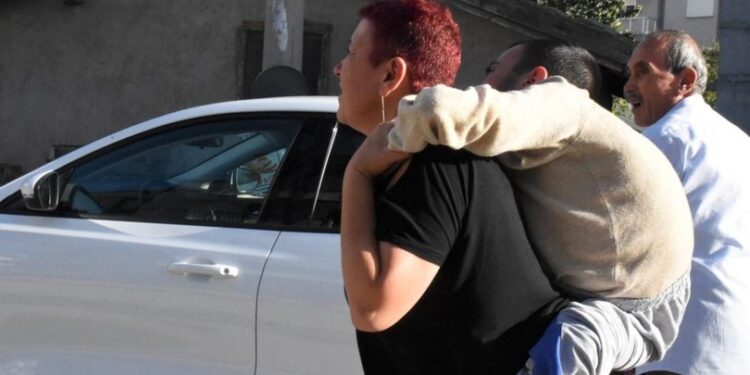 Annesinin sırtında taşıyarak okuttuğu bedensel engelli genç üniversiteli oldu