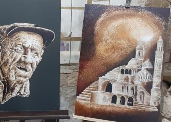 Ziftten yaptığı tablolar görenleri hayran bırakıyor