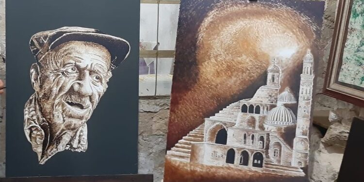 Ziftten yaptığı tablolar görenleri hayran bırakıyor