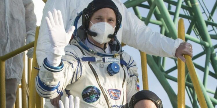 6 ay sonra dünyaya döndüler!