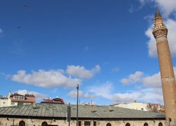 Anadolu’nun eğri minareleri sırrını koruyor