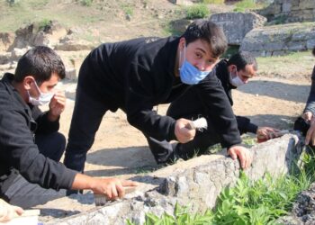Özel öğrenciler antik tiyatrodaki kazı çalışmalarına katıldı
