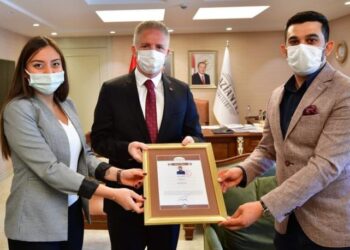 Öğrencisi için takılarını sattı!