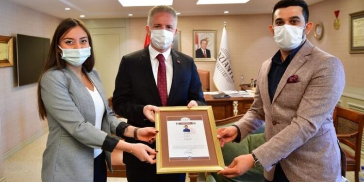 Öğrencisi için takılarını sattı!