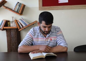 Düğününde takılan altınları satıp dersleri takip edemeyen öğrencisine televizyon aldı