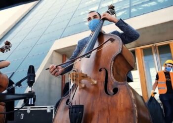 İnşaat işçilerine teşekkür konseri