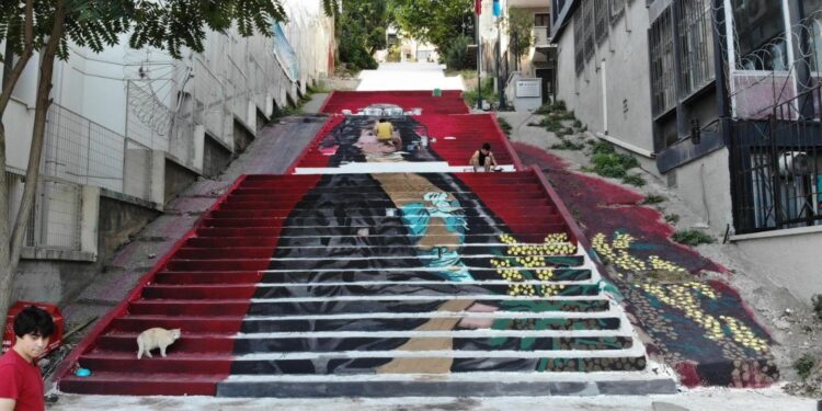 Beyoğlu’nun kullanılmayan merdivenleri sanatla buluştu