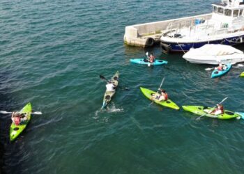 İstanbul Boğazı sosyal mesafeli kanolarla la renklendi