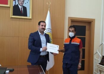 Ekmek teknesini eliyle silen işçiye ödül