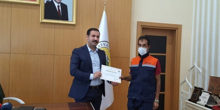 Ekmek teknesini eliyle silen işçiye ödül