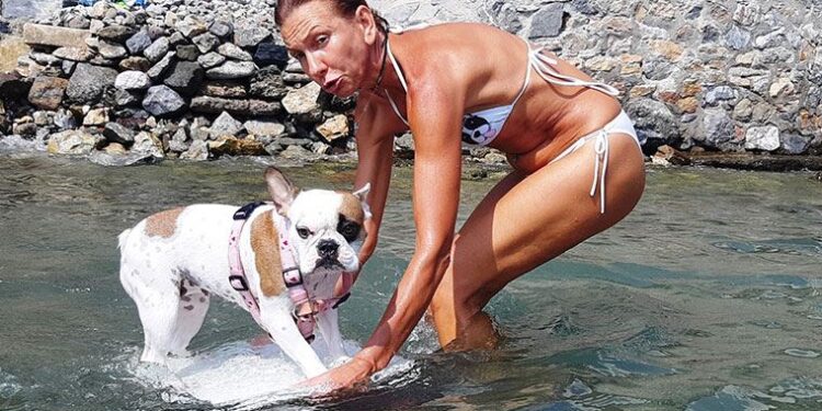 Bu köpeğin en büyük zevki sörf yapmak