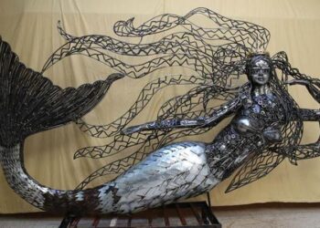 Hatay’da mozaik ustası, atık hurdalardan deniz kızı heykeli yaptı