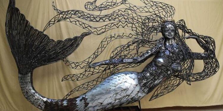 Hatay’da mozaik ustası, atık hurdalardan deniz kızı heykeli yaptı