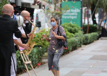 Maskesini doğru takanlara tiyatro bileti hediye