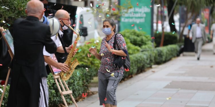 Maskesini doğru takanlara tiyatro bileti hediye