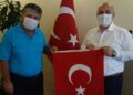 Çöpteki bayrağı çıkaran temizlik işçisine altın