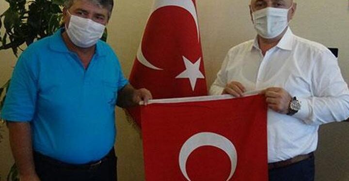 Çöpteki bayrağı çıkaran temizlik işçisine altın