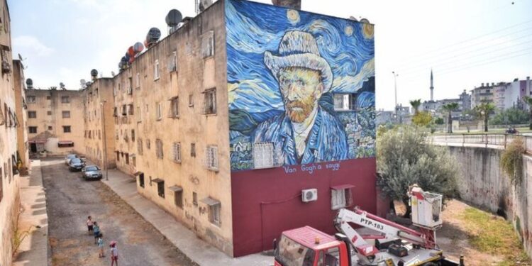 36 yıllık binayı ‘Yıldızlı Gece’ eseriyle kaplandı