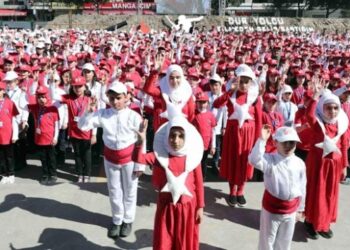 Bin 380 çocuk işaret diliyle İstiklal Marşı’nı okuyarak rekor kırdı