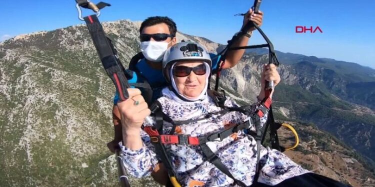 Torunlarını kıramadı, 100 yaşında paraşütle atladı