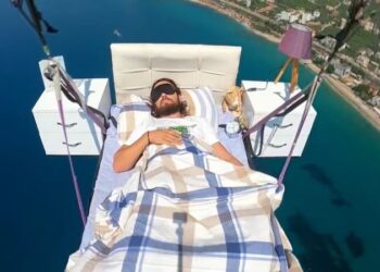 Paraşüt pilotu yatak ile uçtu: ‘Evdeki rahatlığı gökyüzüne taşıyorum’