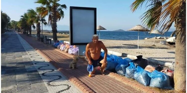 Murat Boz’un babasından örnek davranış: Tatilde çöp topladı