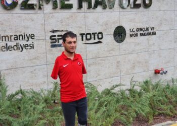 Paralimpik şampiyonun adı yüzme havuzuna verildi