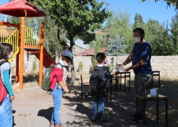 Köy okulu öğretmeni öğrencileri için bahçeyi sınıfa dönüştürdü