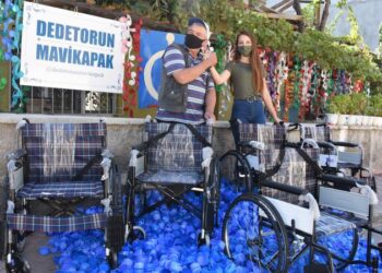 ‘Mavi kapak’ toplayan dede-torun, 373 engelliye tekerlekli sandalye sağladı