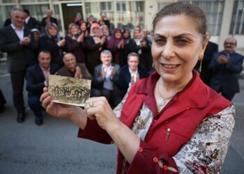 İlk öğrencileriyle 42 yıl sonra buluştu