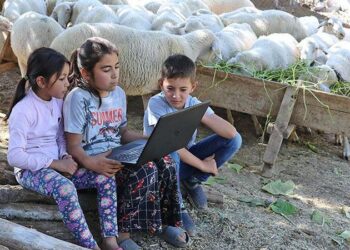 Uzaktan eğitime katılamayan yayladaki çocuklara öğretmenleri bilgisayar aldı