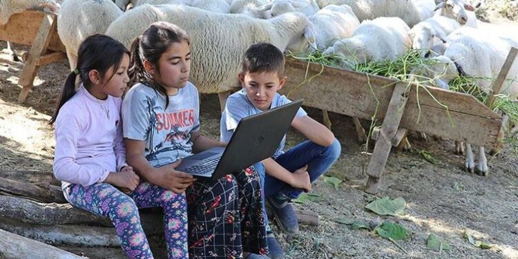 Uzaktan eğitime katılamayan yayladaki çocuklara öğretmenleri bilgisayar aldı