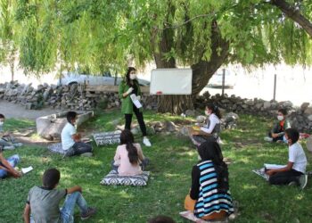 Köy köy gezip okulundan uzak kalan öğrencilere ders anlatıyorlar