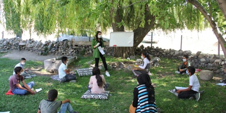 Köy köy gezip okulundan uzak kalan öğrencilere ders anlatıyorlar