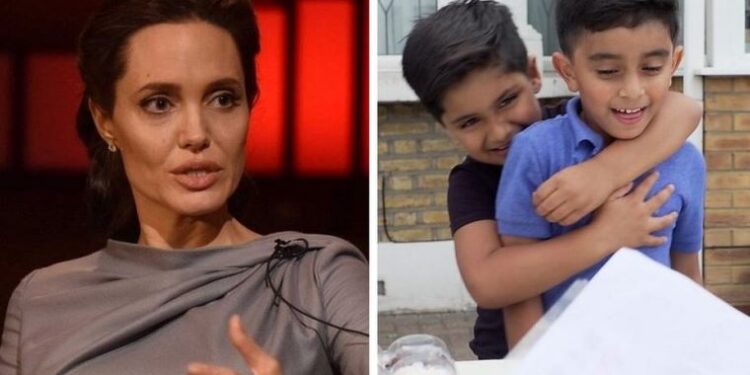 Angelina Jolie Yemen’deki çocuklara para yardımı toplamak için limonata satan çocuklara bağış yaptı