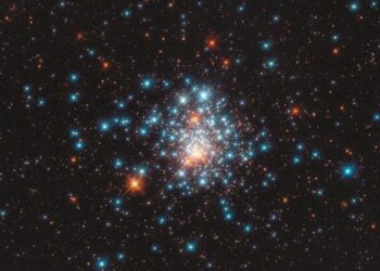 Hubble Uzay Teleskobu bir yıldız grubunu fotoğrafladı