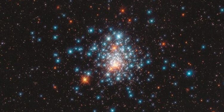 Hubble Uzay Teleskobu bir yıldız grubunu fotoğrafladı