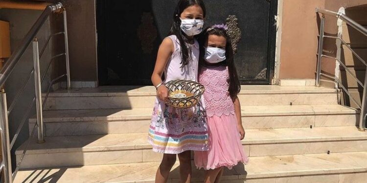 Bileklik satarak sokak hayvanlarını besliyorlar