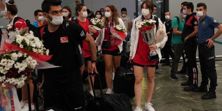 Avrupa şampiyonu milli voleybolcular yurda döndü