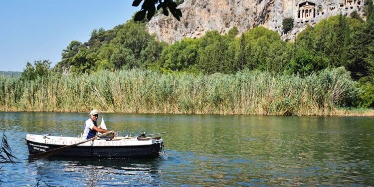 60 yaşında Türkiye’nin tüm kıyılarını sandalıyla kürek çekerek geziyor