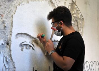 Boyayla değil kırarak resim yapıyorlar